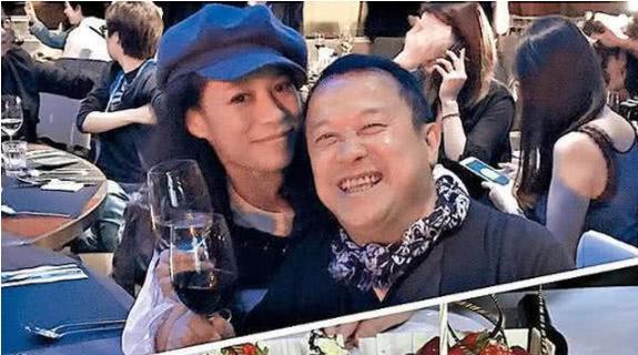 曾志伟再次陷入舆论漩涡，港媒曝其陪玩离世朋友妻长达4年！