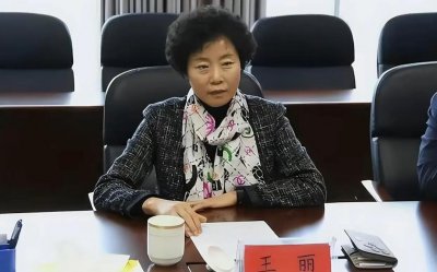 ​女贪官王丽以权谋私，奢侈品多到放不下，金条、现金成堆