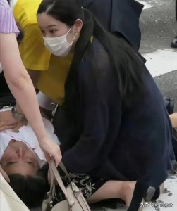 安倍晋三的夫人安倍昭惠,虽生活有点放浪不羁,但家世非常显赫
